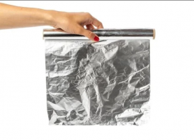 Pune folie de aluminiu pe mânerul ușii: trucul care rezolvă o mare problemă